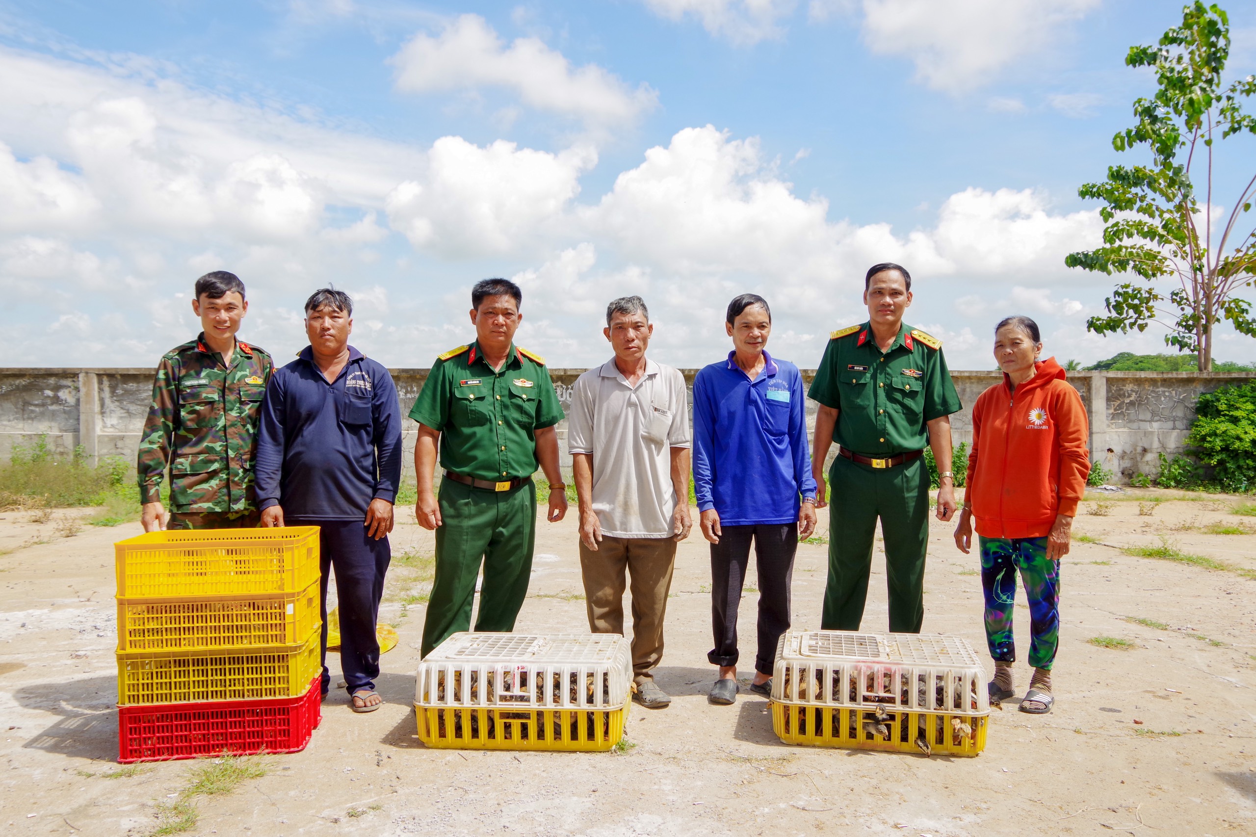 TRAO TẶNG GÀ GIỐNG CHO NÔNG DÂN TRONG KHU KINH TẾ QUỐC PHÒNG TÂN HỒNG, ĐỒNG THÁP.