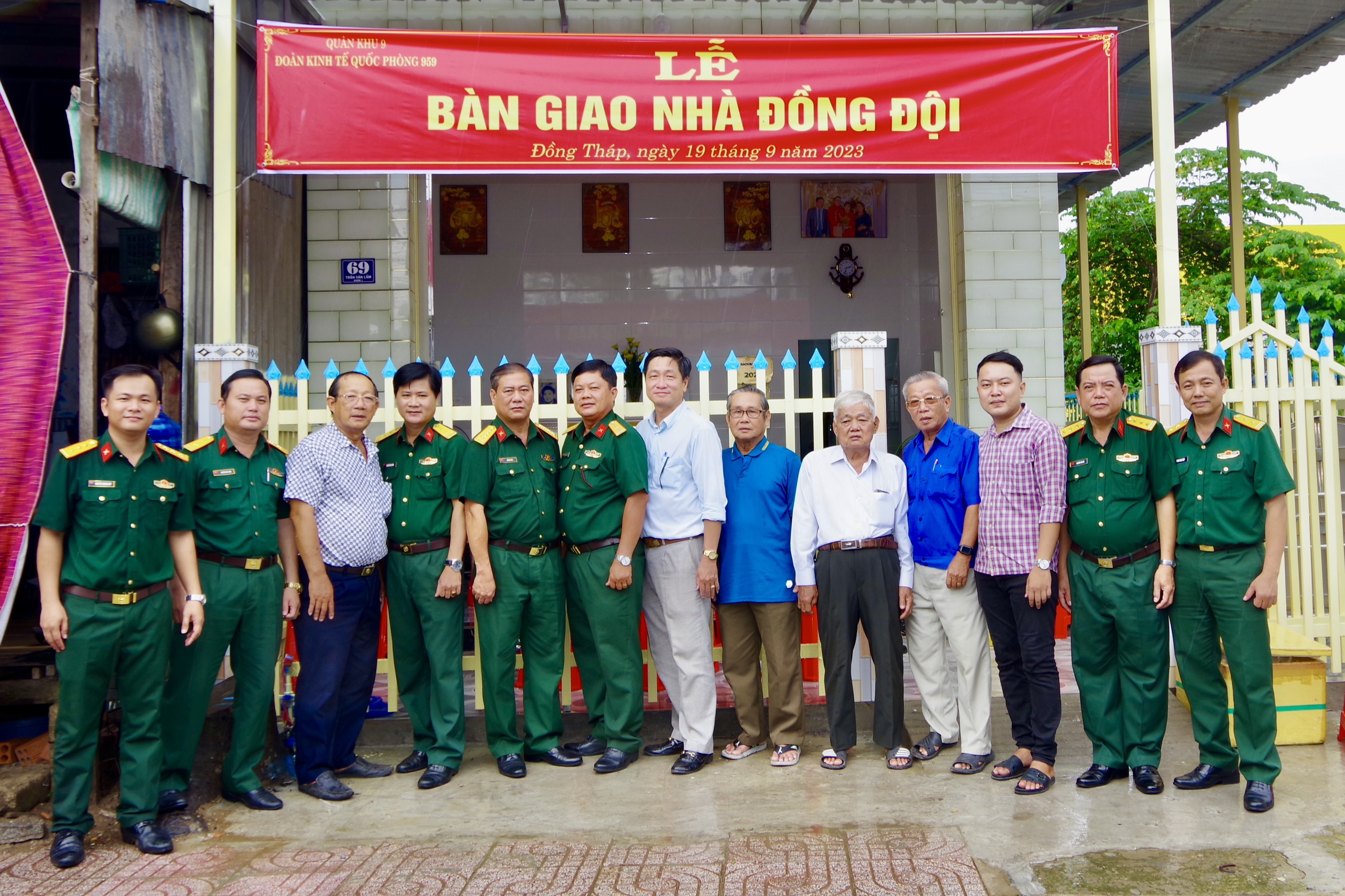 BÀN GIAO NHÀ ĐỒNG ĐỘI