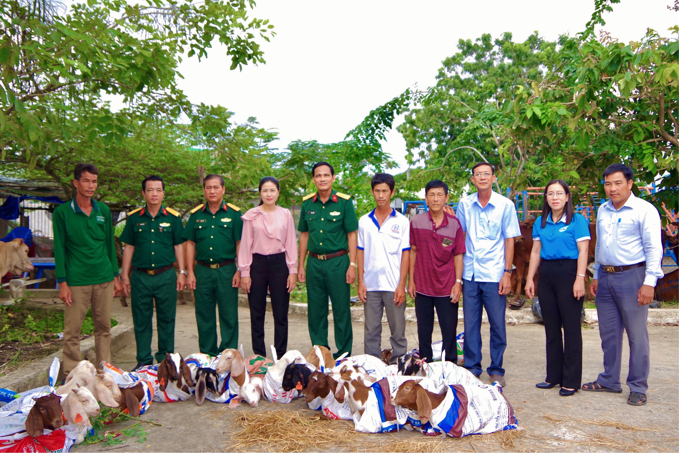 THỰC HIỆN MÔ HÌNH GIẢM NGHÈO GẮN VỚI QUỐC PHÒNG AN NINH KHU KINH TẾ QUỐC PHÒNG TÂN HỒNG, ĐỒNG THÁP NĂM 2023