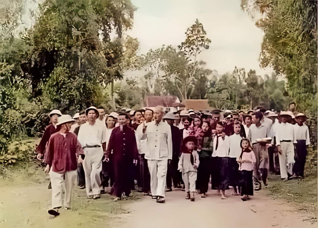 HỒ CHÍ MINH NGƯỜI LÀ ĐÀI HOA SEN TỎA NGÁT HƯƠNG ĐỜI